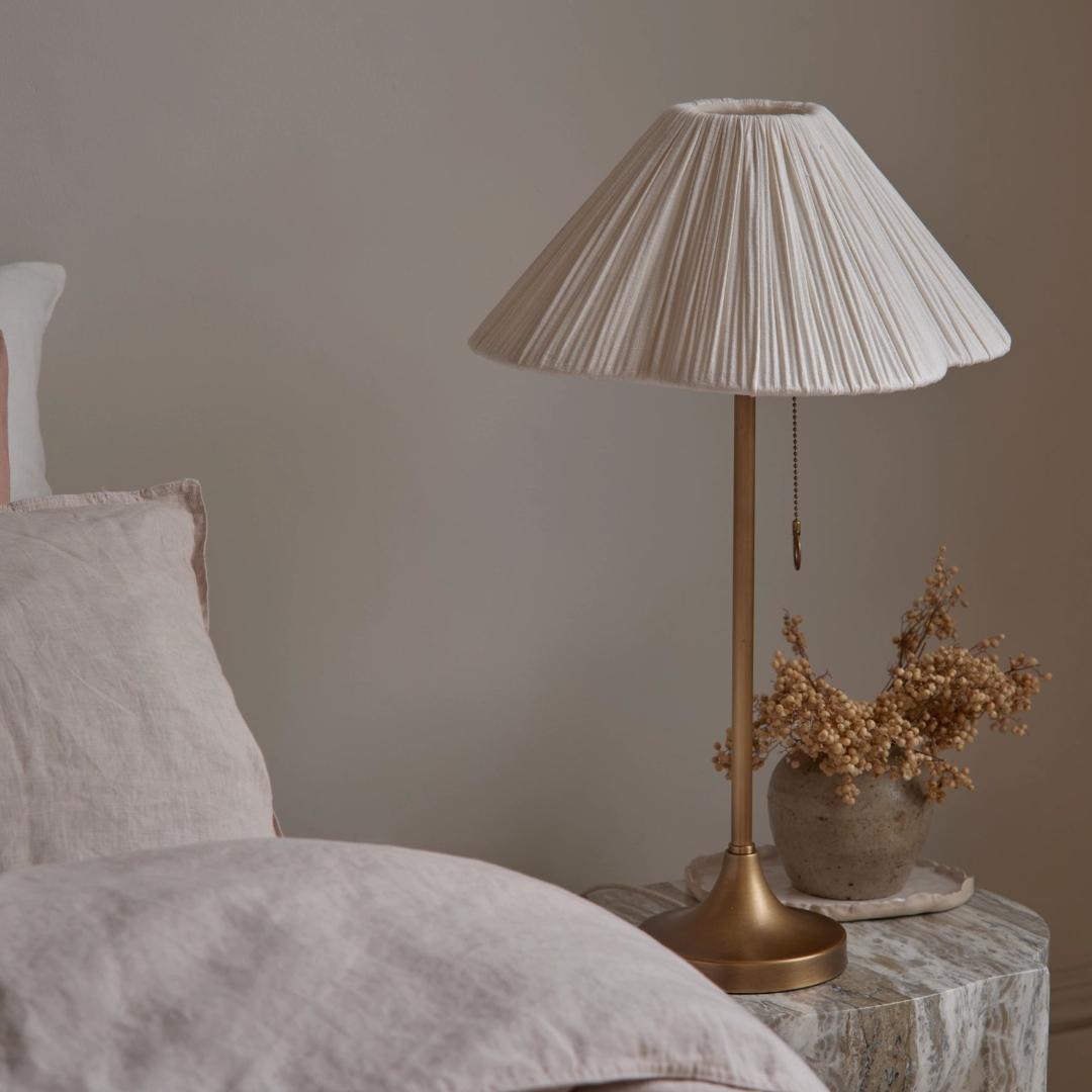 Lindi Vintage Antique Table Lamp – Aged Brass Base with Scalloped Linen Shade for Bedroom
