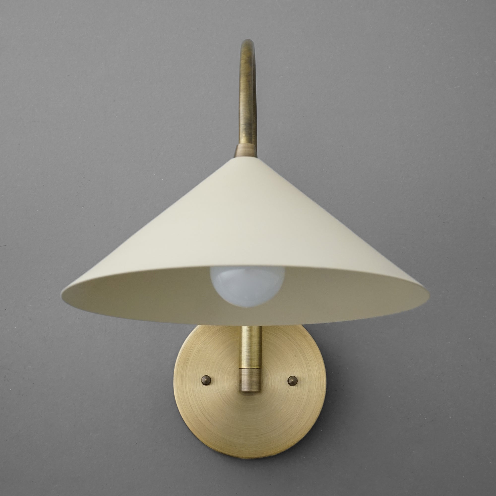 Curva wall sconce front view with bulb